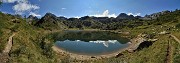 18 Lago Rotondo (1972 m) con vista verso il Pizzo del Diavolo e amici  che si specchiano nel lago 